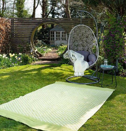 Modern Trellis Eco-Friendly Woven Indoor / Outdoor Rug